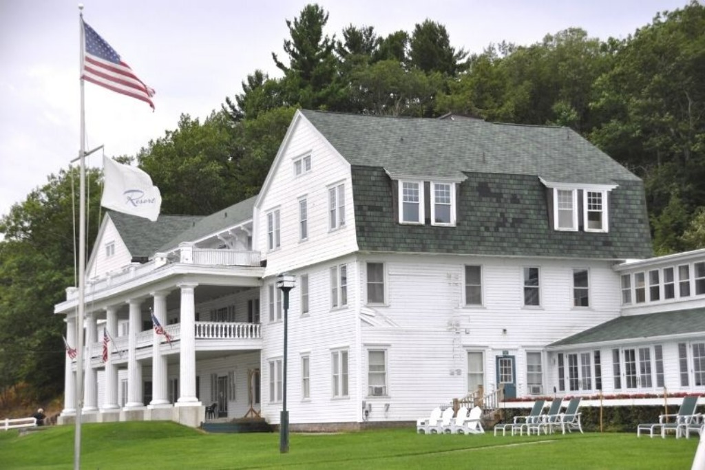 Portage Point Resort Lodge